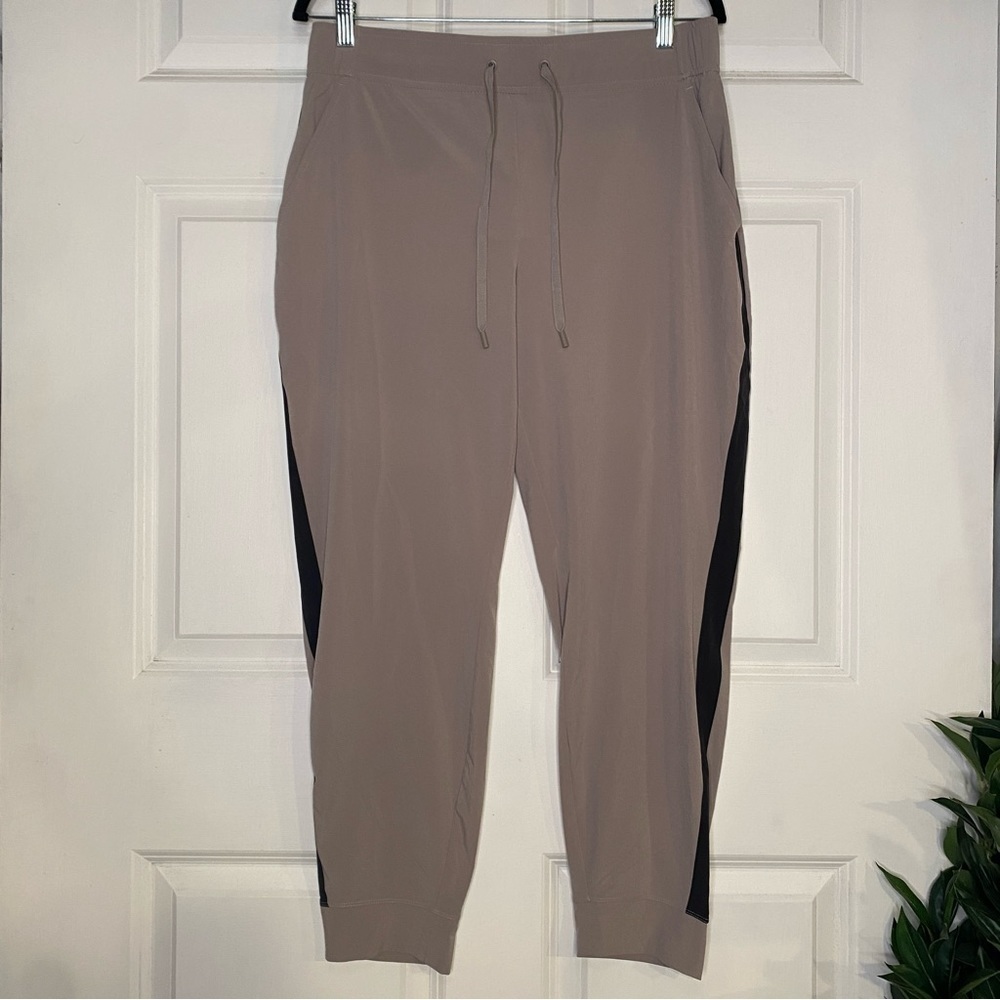 Eddie Bauer Departure Slightly Curvy Jogger Pants NWT Size Medium Taupe Black